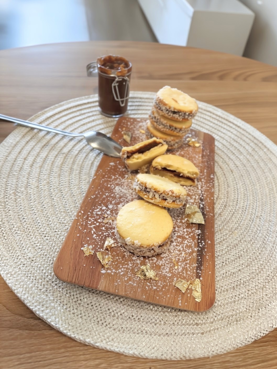 Detalle de alfajor con dulce de leche